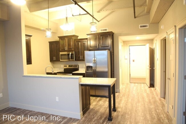 Building Photo - 702 S Wall Ave