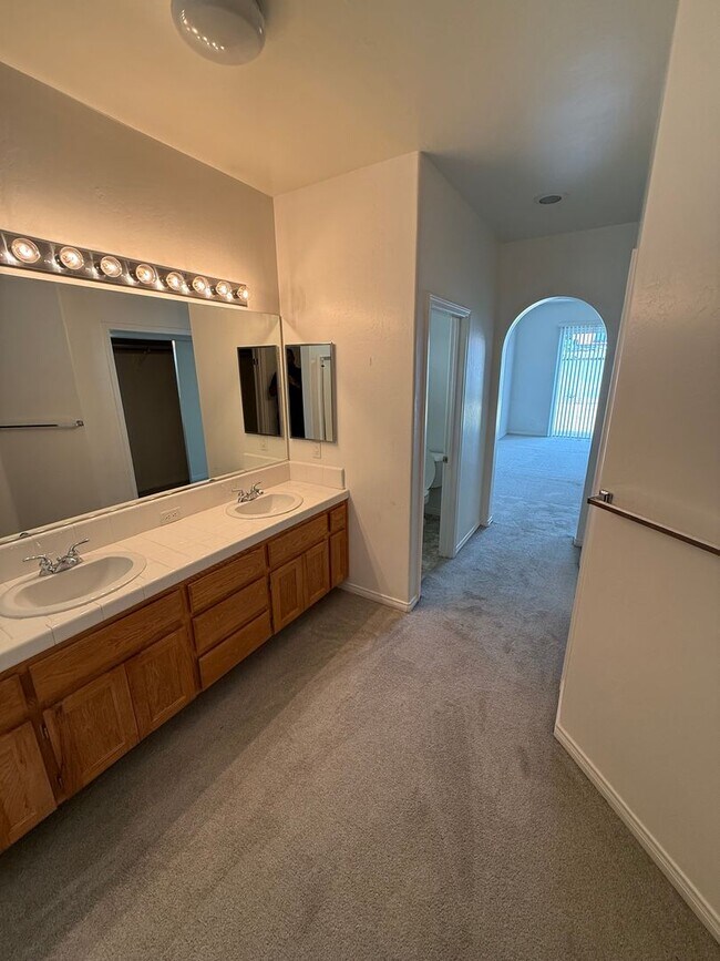 Building Photo - Stylish Southwest Bakersfield Home with Do...