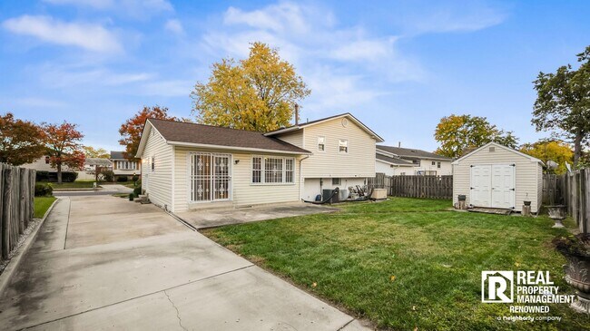 Building Photo - Lovely 4 BR/2.5 BA Split-level in Quite Ne...