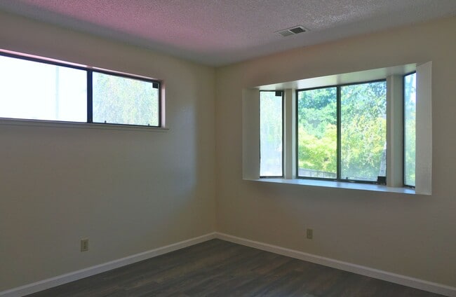 Building Photo - 2 bed/2 bath Condo with new flooring, balcony