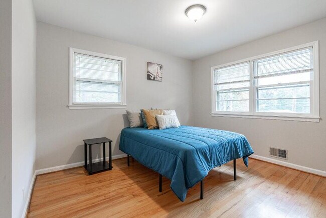 Building Photo - THE KNOLLVIEW | Spacious updated home just a 5-minute walk to bus 186, offering convenient and co...