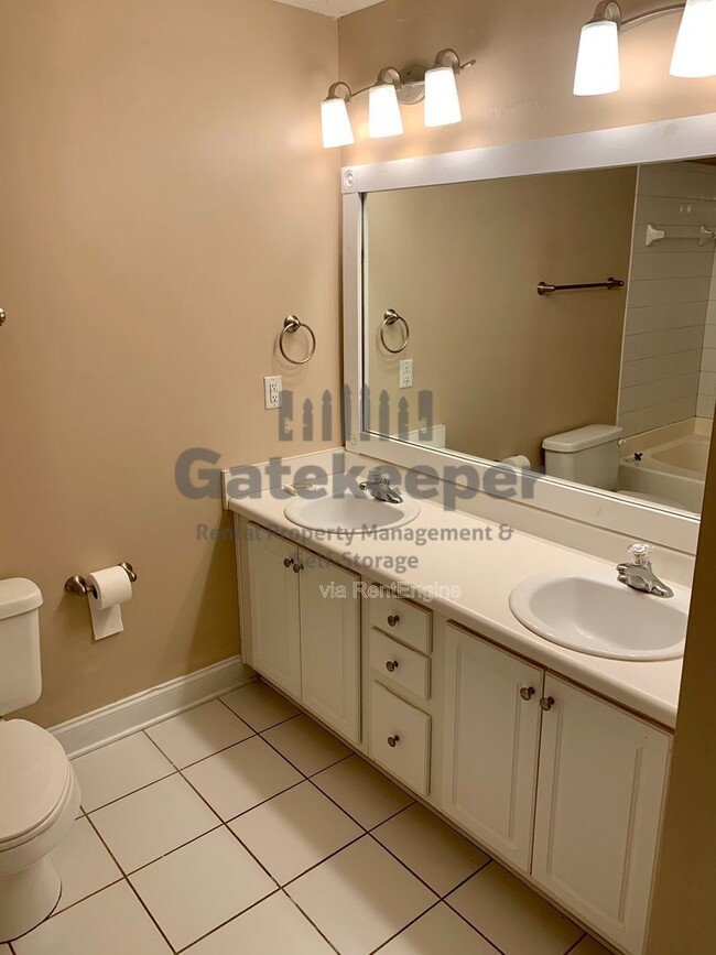 Building Photo - 76 Intown Pl