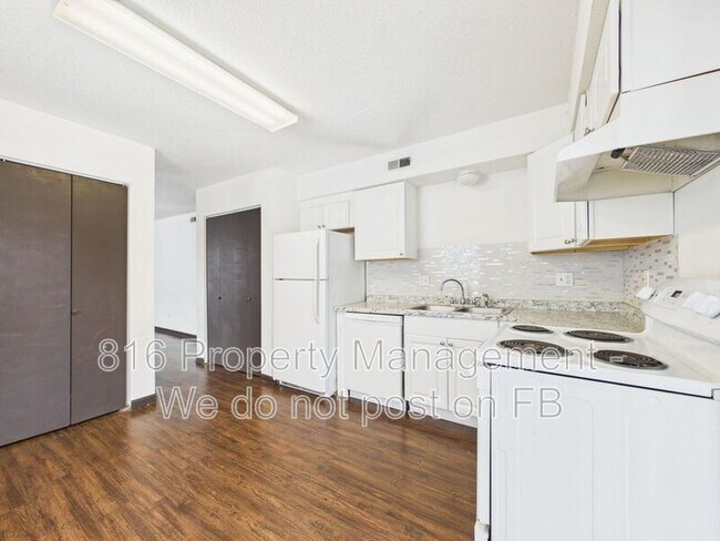 Building Photo - 1020 NE Lindsay Ave