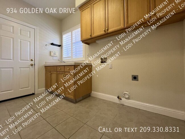 Building Photo - 934 Golden Oak Dr