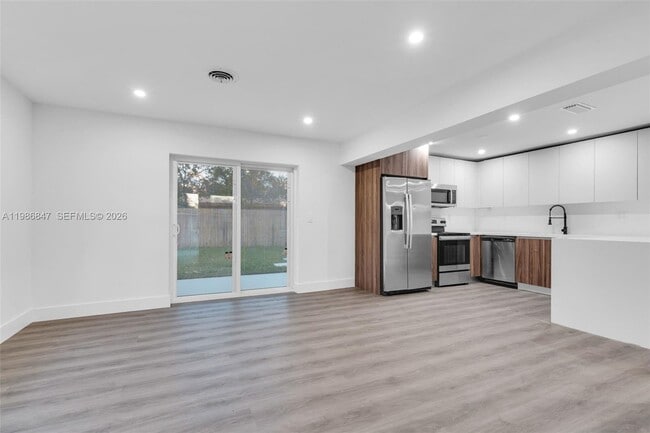 Building Photo - 3180 NE 10th Terrace