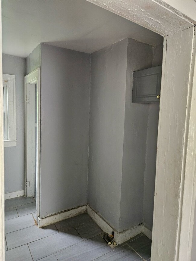 Building Photo - 2 bedroom/ 1 bathroom Detroit's Westside Home