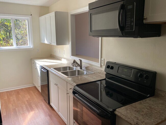 Building Photo - Student Friendly Home 208 Hillsdale Drive