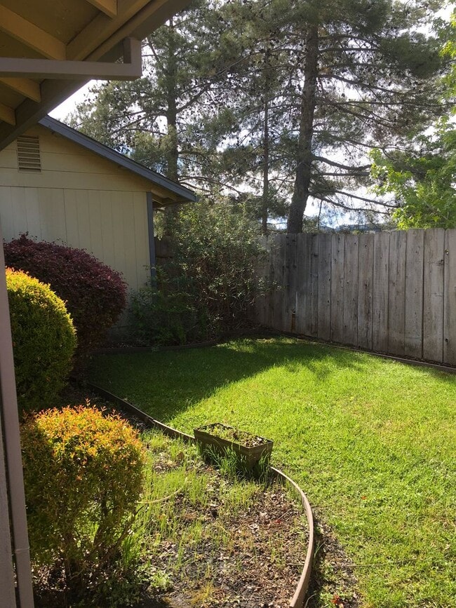 Building Photo - East Redding Duplex off Shasta View