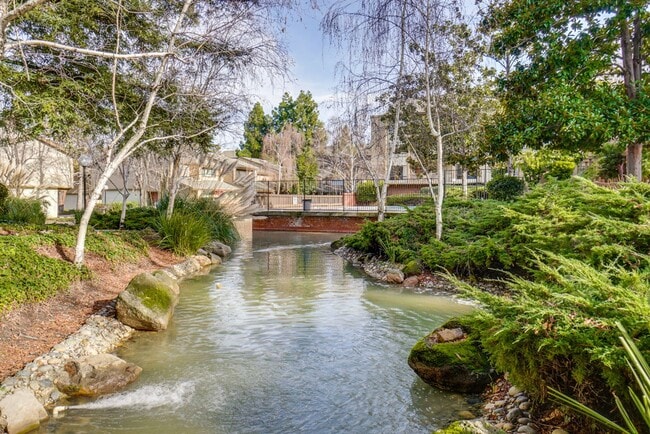 Building Photo - Beautifully Remodeled 3BR 2.5BA Townhouse in Great Community in Mountain View