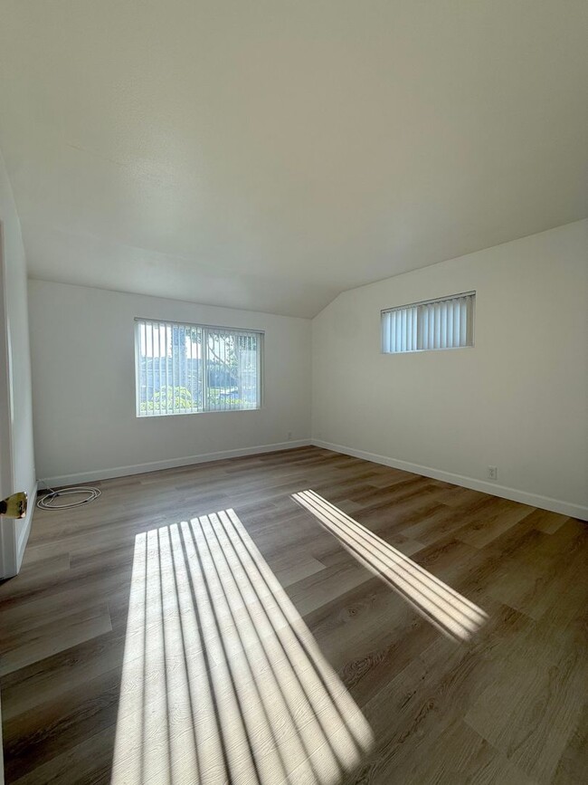 Building Photo - 4 Bed +2 Bath + 2 Car Garage - New Kitchen...