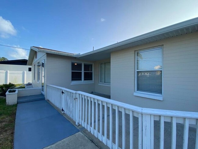 Building Photo - Two Bedroom Beachside Duplex with Garage!