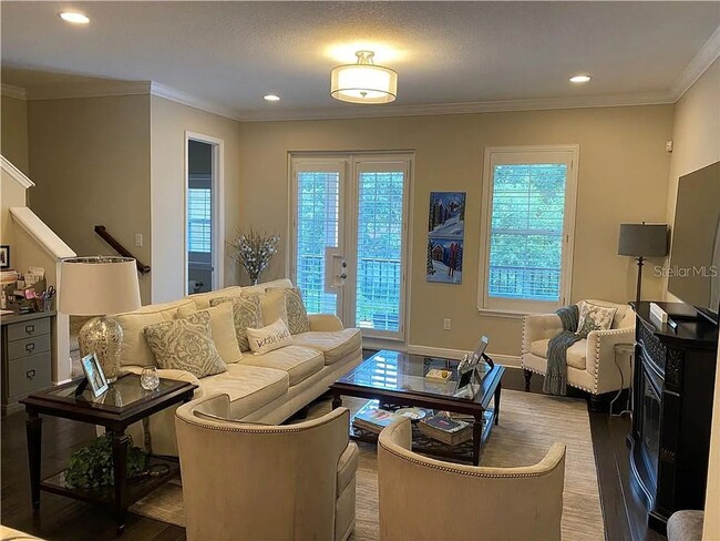 Building Photo - Large 3 Bed 3.5 Bath 2 Car Garage Townhous...