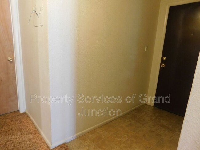 Building Photo - 805 E Cedar Ct