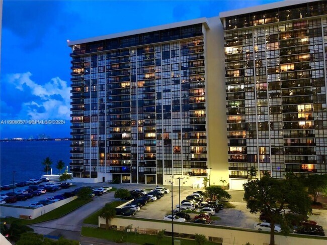 Building Photo - 600 NE 36th St