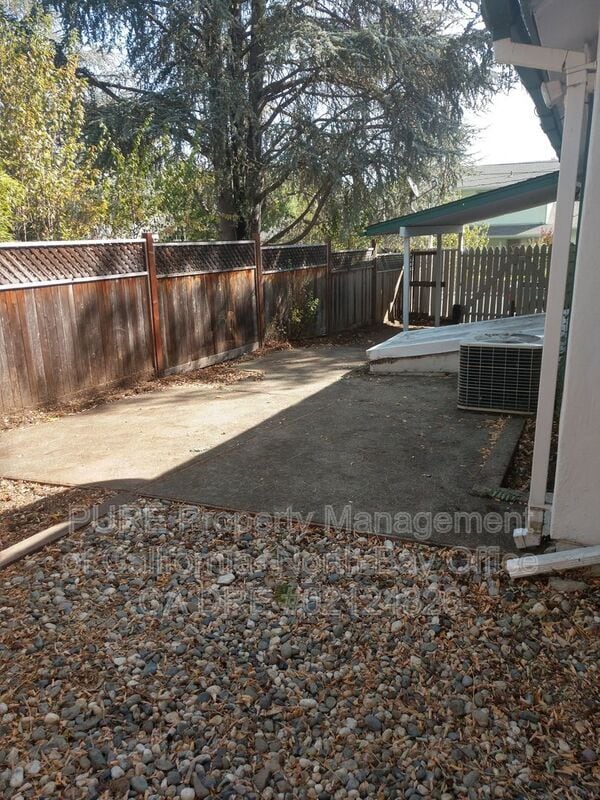 Building Photo - 1338 Helen Ave
