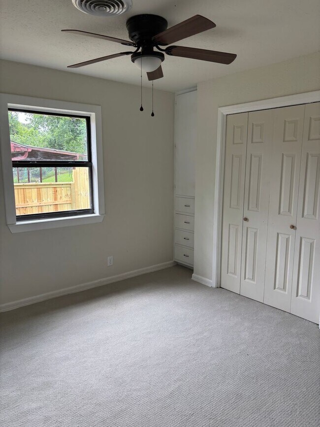Building Photo - 3/2/1 in Quiet Neighborhood in Denison!