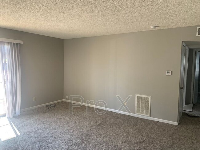 Building Photo - 2037 S River St