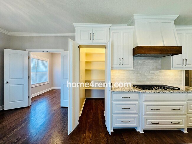 Building Photo - Nearly New Luxury Home in Blue Valley Schools!