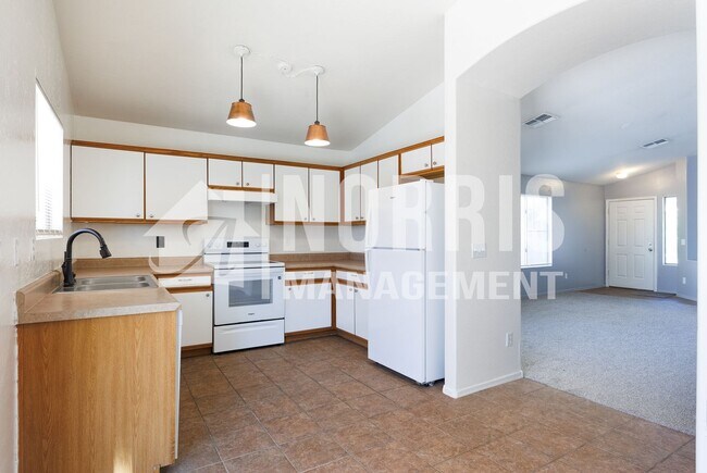 Building Photo - Great Home Located in Town with a Pool