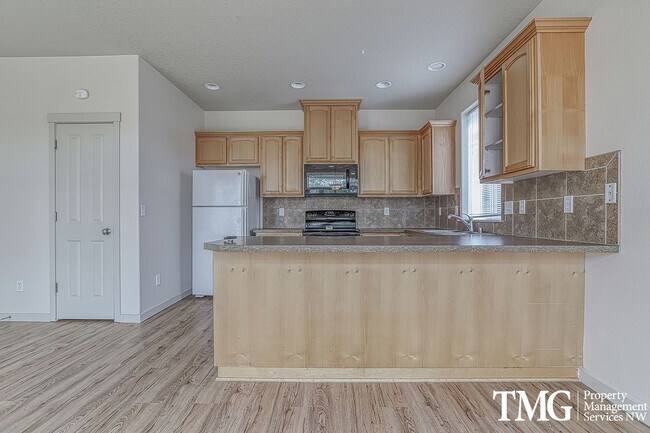 Building Photo - Pet Friendly Home In A Great Convenient Location!
