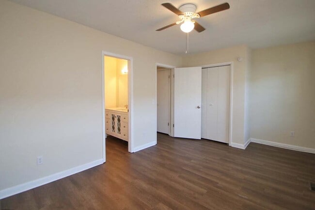 Building Photo - Four Bedroom Townhome with Plenty of Space!