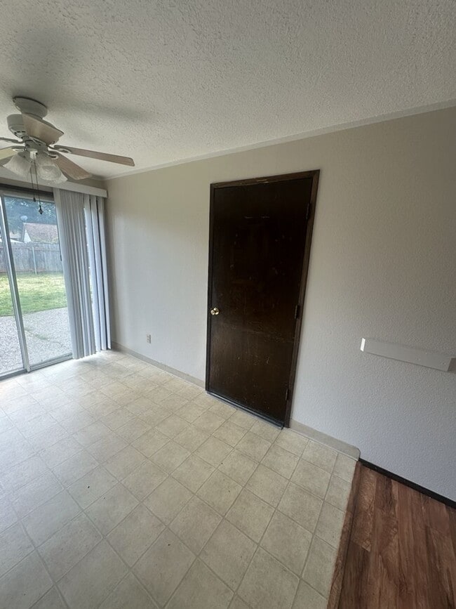 Building Photo - Ranch home with large fenced back yard