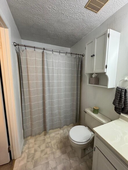 Building Photo - 307 Brookside Ln