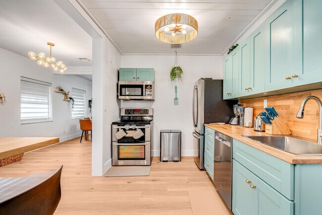 Building Photo - 1336 NE 14th Ave