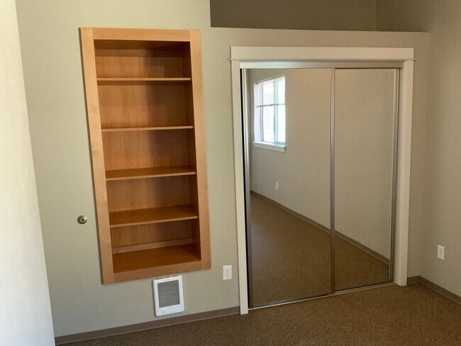 Building Photo - 3 Bedroom, 2.5 Bathroom Close to UO Campus