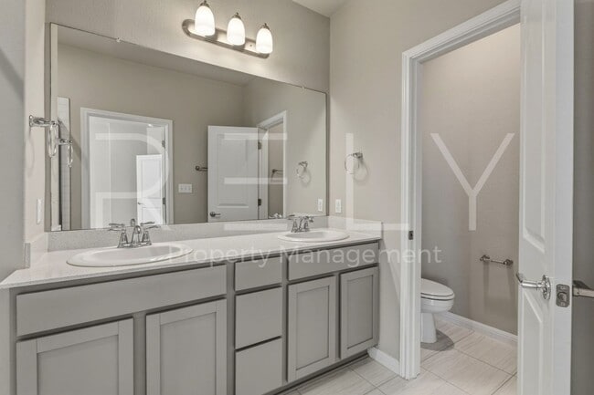 Building Photo - 1015 Vista View Dr