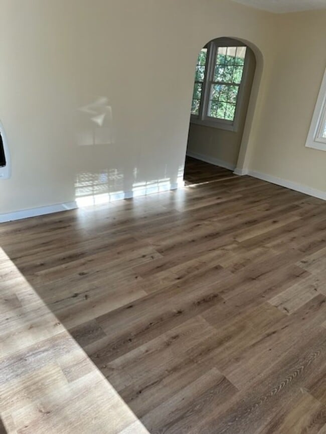 Building Photo - Coming Soon! 2 Bedroom 1 Bath Home!