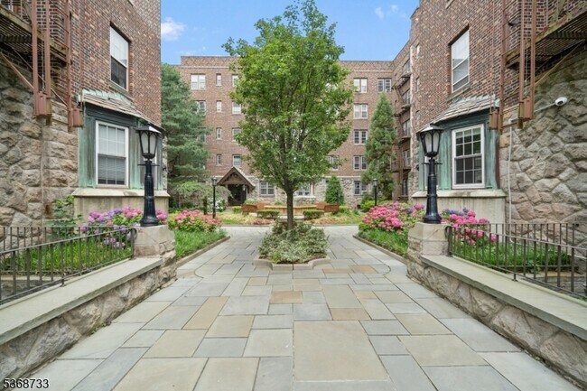 Building Photo - 275 Engle St