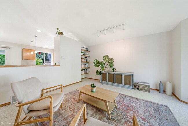 Building Photo - For Rent: Beautiful 3 Bed, 3 Bath Home in Desirable Eagle Ridge