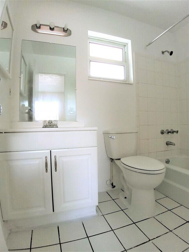 Building Photo - 1500 SW 5th Pl