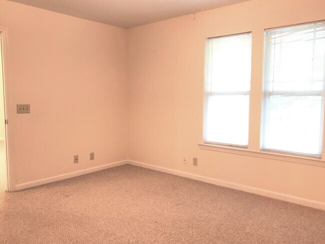 Building Photo - Hendersonville Condo - Top Floor - Wonderful Office Space!