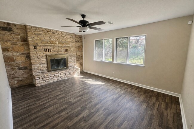 Building Photo - AVAILABLE NOW!