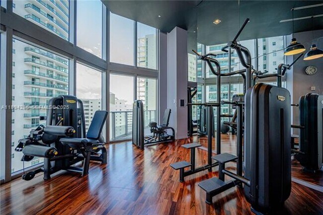 Building Photo - 1300 Brickell Bay Dr