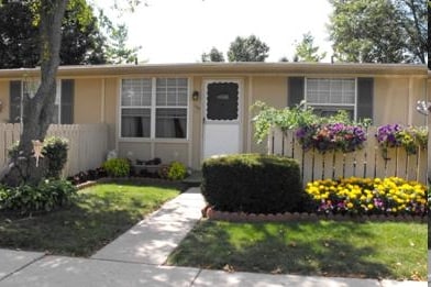 Primary Photo - Ivy Court Apartments