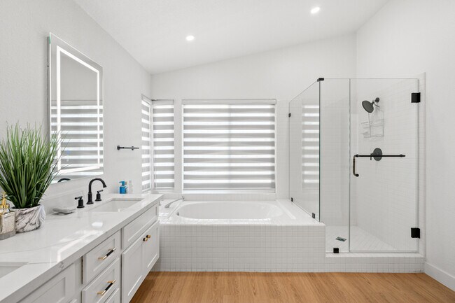 Building Photo - Luxe Spacious Home Near Parks Fully Equipped