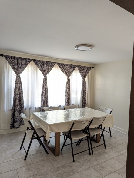 Building Photo - 3322 W Catalpa Ave