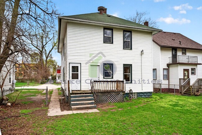 Building Photo - Beautiful Two Bedroom Lower Unit! Available NOW!!