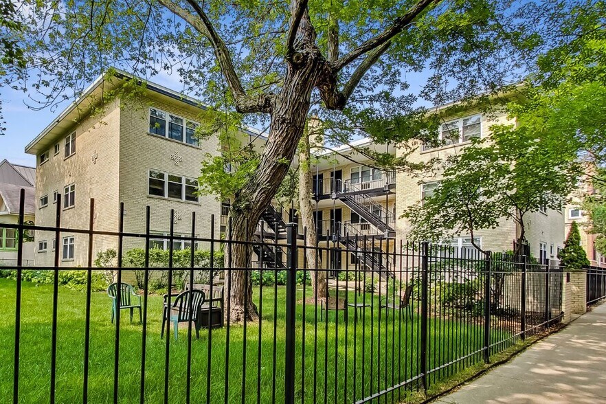 Building Photo - 4258 N Greenview Ave