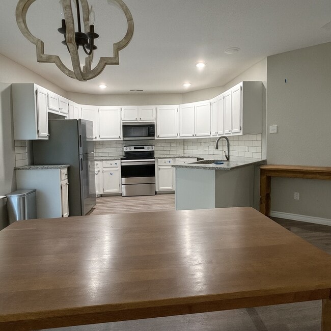 Building Photo - 304 N Essex Dr