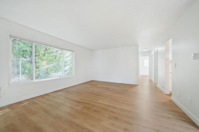 Building Photo - Fully Remodeled 2?Bedroom Apartment in Buckman Neighborhood