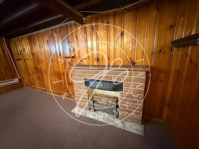 Building Photo - Unique  2-Bedroom Home with Finished Basement on Perth Street by the University of Toledo