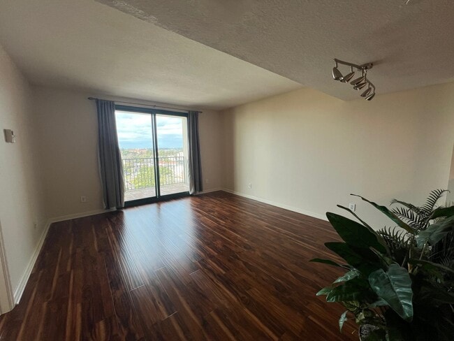 Building Photo - 300 S Duval St