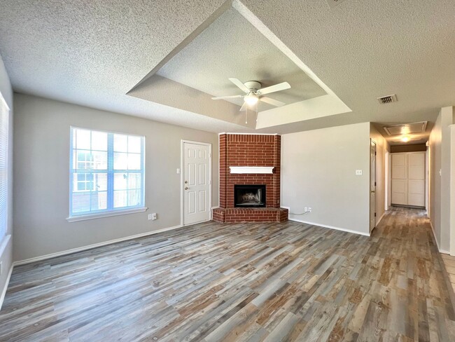 Building Photo - 3 Bedroom Duplex Located In Shadow Hills!