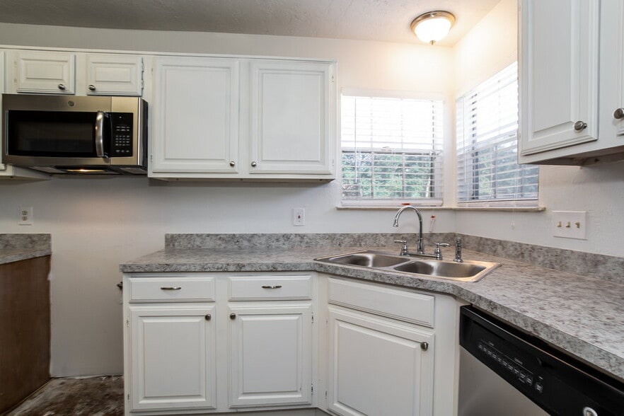 Building Photo - 2331 Rolling Glen Dr