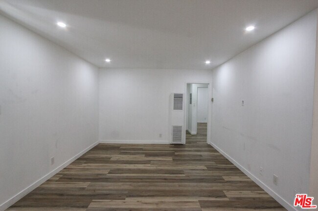 Building Photo - 12942 Moorpark St
