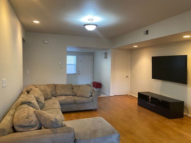Building Photo - Spacious Ground-Floor 3BD/2BA Condo in Prime Scotts Valley Location